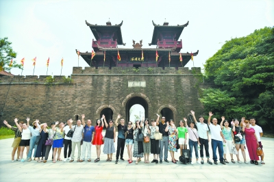 临空港经开区邀请大学生父母来武汉