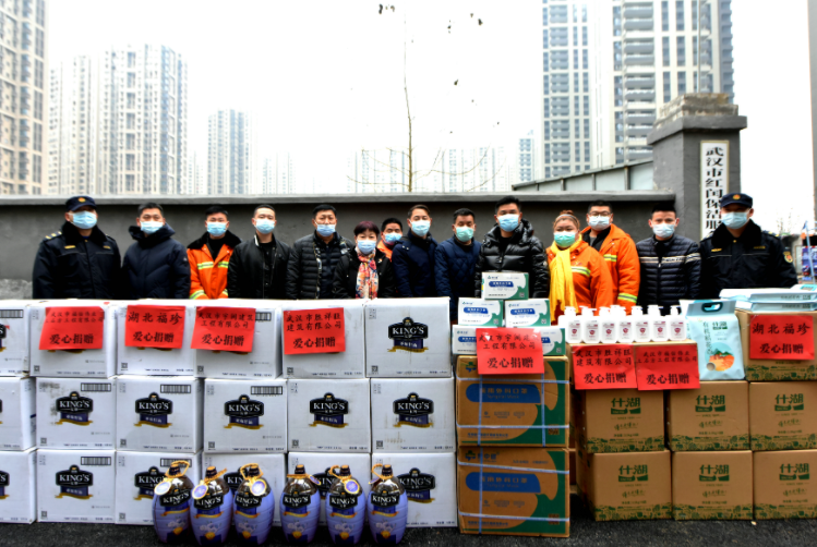 感谢他们的默默付出,建筑企业向武汉环卫工送大礼包