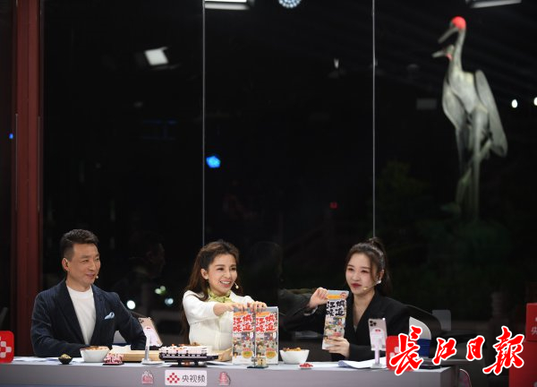 武汉黄鹤楼下央视主持人康辉朱迅组团直播带货