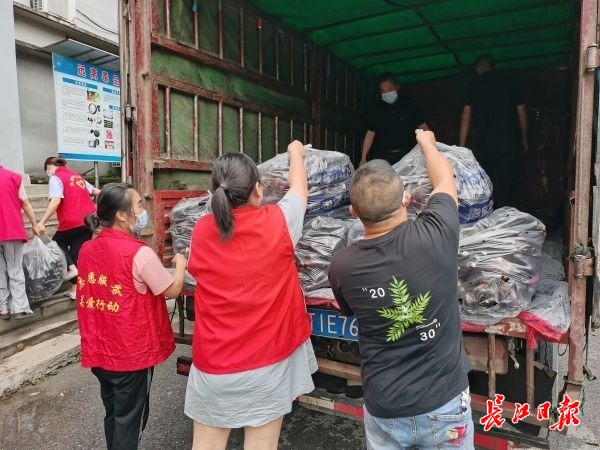 江夏居民收到来自汉川的爱心蔬菜