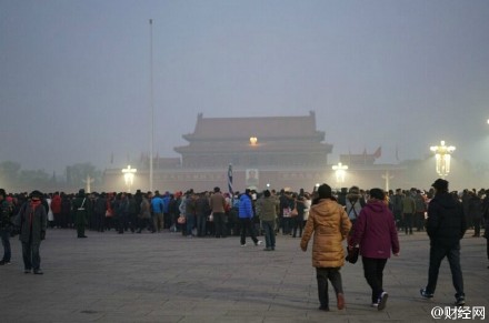 北京启动雾霾红色预警 难挡大批游客看升旗热情