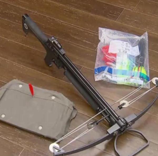 外卖员被打后用弓弩射保安脸