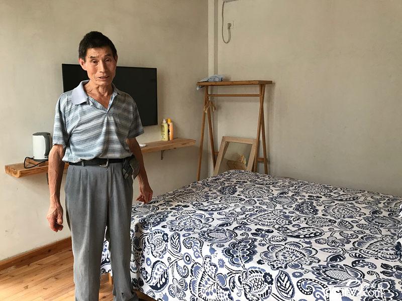 　　新房中的一间装修成民宿客房，如有来客，陈泽申也有收入。（孔华/摄）