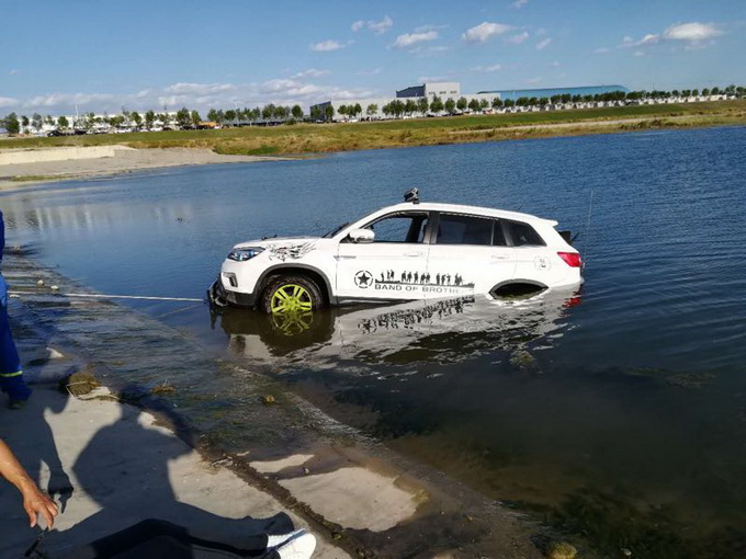 北京房山一越野车涉水时翻下水坝，车内一男子不幸溺亡