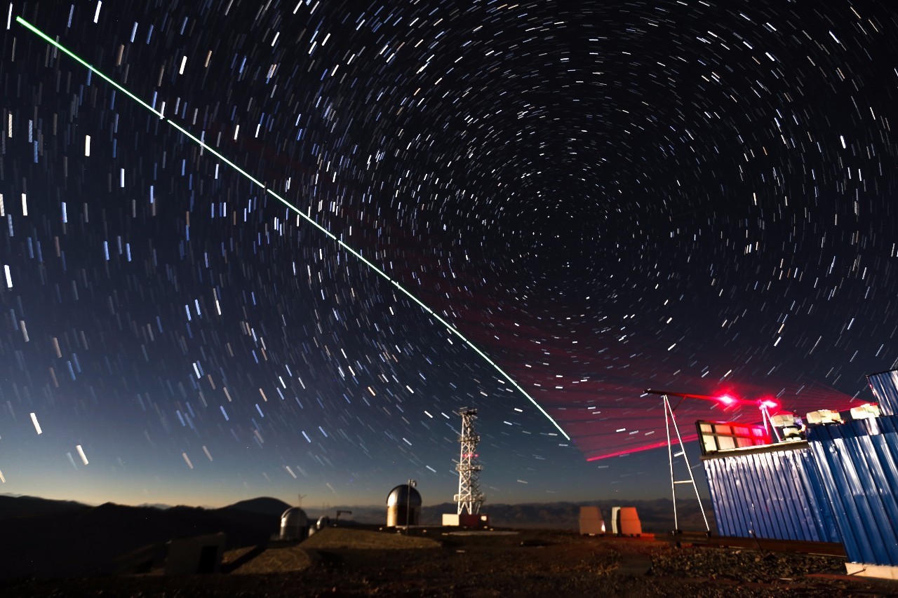 “墨子号”量子科学实验卫星与阿里量子隐形传态实验平台建立天地链路（2016年12月9日摄，合成照片）。 新华社记者 金立旺 摄