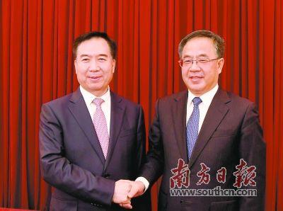  10月28日，胡春华同志和李希同志在广东省领导干部会议上亲切握手。