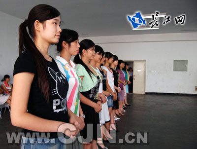 礼仪小姐一丝不苟练习站姿